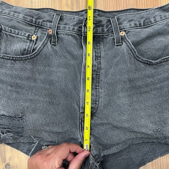 Women's Levi's 501 Denim Shorts Gray Size W32, 0001 B1 - Picture 4 of 10